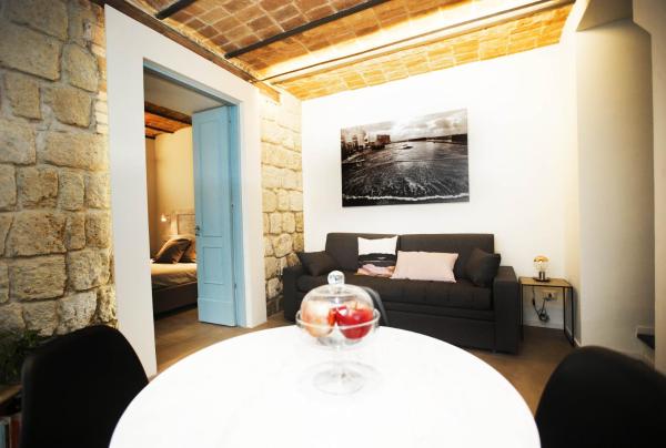 Na foto é possível ver o objeto Home Suite Home localizado na cidade de Naples.