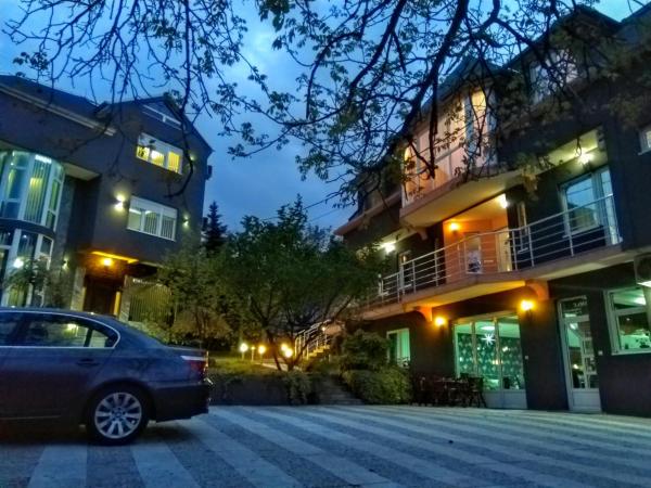 A la foto es mostra l'objecte Garni Hotel Lama situat a la ciutat de Kragujevac.