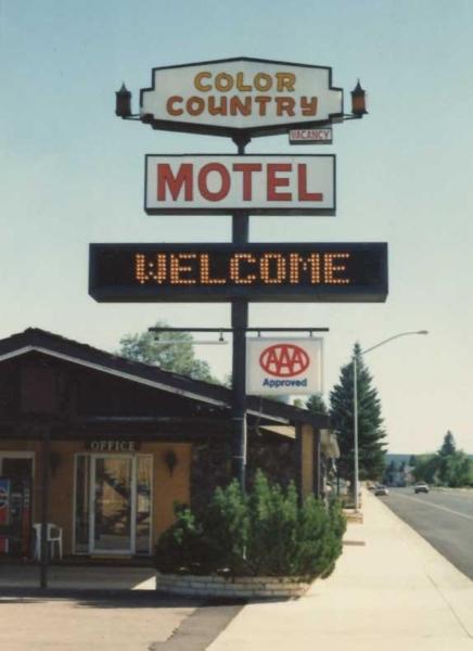 Na fotografii je vidět objekt Color Country Motel nacházející se ve městě Panguitch.