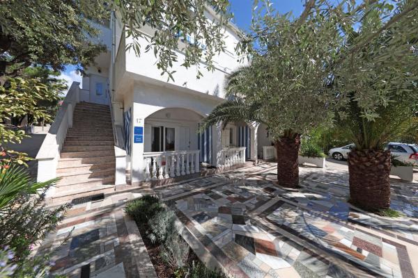 The photo shows the Apartments Family Gligora located in the city of Mandre.