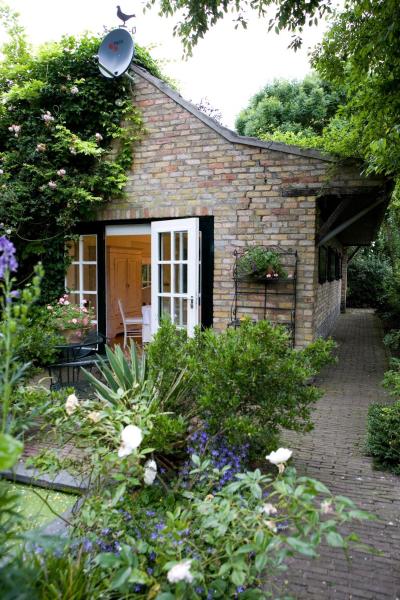 The photo shows the Guesthouse Veerhoeve located in the city of Sluis.