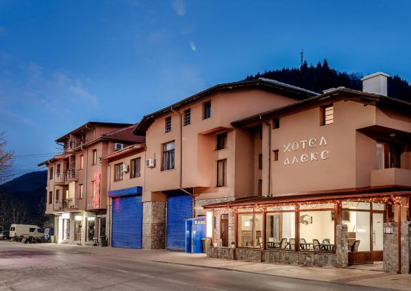 Na fotografii je vidět objekt Family Hotel Aleks nacházející se ve městě Pripek.