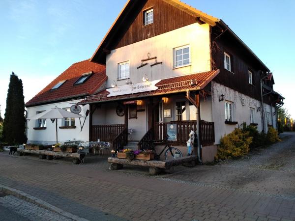 Op de foto is het object Pension und Gasthof Zur Scheune te zien, gelegen in de stad Flecken Zechlin.