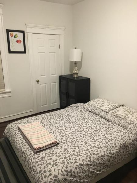 Auf dem Foto ist das Objekt comfort & charm in the johns hopkins uni in der Stadt Baltimore zu sehen.