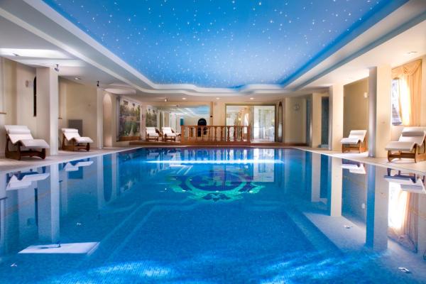 The photo shows the Park Hotel Ville Montefiori located in the city of Montecucco.