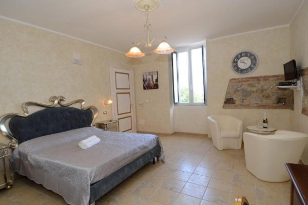 Na fotografii je vidět objekt Residenza Casale San Francesco free parking nacházející se ve městě Tropea.
