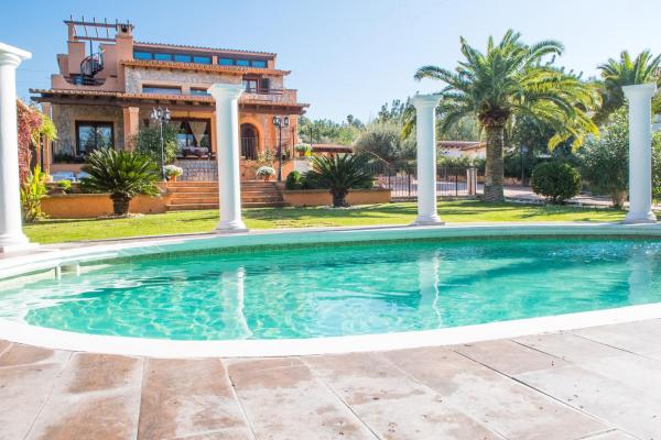 Nella foto è visibile l'oggetto Alzina Villa 5 bedrooms with pool in Sa Coma Bunyola at the foot of the Sierra de Tramuntana but close to Palma situato nella città di Bunyola.