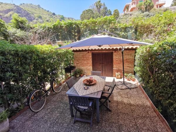 På billedet ses objektet Sant'Alessio Home beliggende i byen SantʼAlessio Siculo.