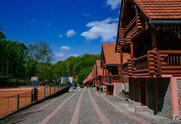 Auf dem Foto ist das Objekt Toursit Complex Polyana Kvasova in der Stadt Ploskoye zu sehen.