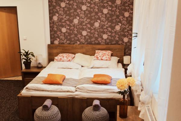 The photo shows the Apartmány Caffe & Grill located in the city of Roudnice nad Labem.