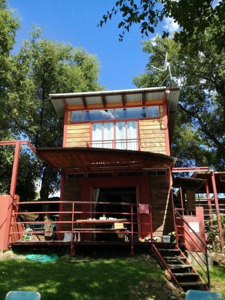 Na foto é possível ver o objeto Serenity Guesthouse localizado na cidade de Khuma.