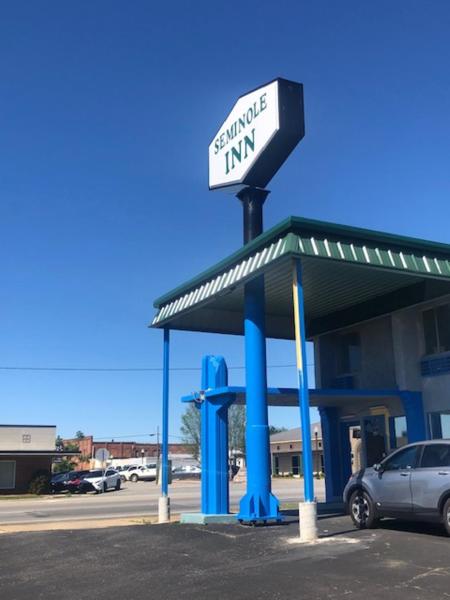 A la foto es mostra l'objecte Seminole Inn situat a la ciutat de Brinson.