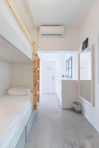 A la foto es mostra l'objecte Bedspot Hostel situat a la ciutat de Fira.