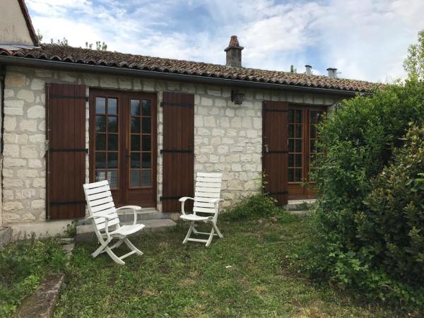 A la foto es mostra l'objecte May's Cottage situat a la ciutat de Pressac.