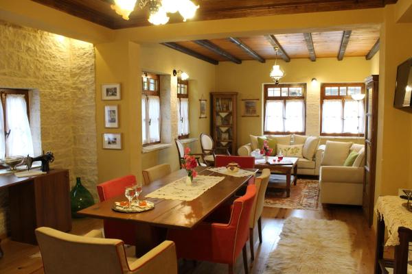 Na zdjęciu widoczny jest obiekt Traditional Guesthouse Marousio położony w mieście Rizovoúnion.