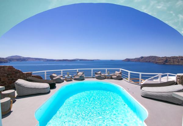 På billedet ses objektet White Pearl Villas beliggende i byen Oia.