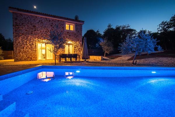 A la foto es mostra l'objecte Villa Petite situat a la ciutat de Risika.