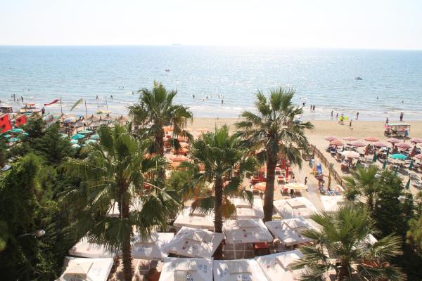 Na fotografii je vidět objekt Hotel Adriatik 2 nacházející se ve městě Durrës.