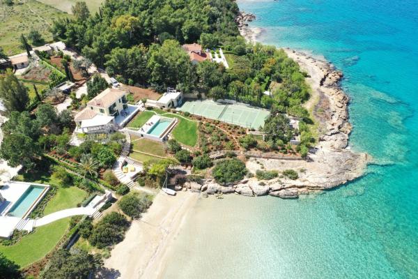 Kuvassa näkyy kohde Villa Aria - Luxury Beachfront Villa with Pool and Tennis Court, joka sijaitsee kaupungissa Koilás.
