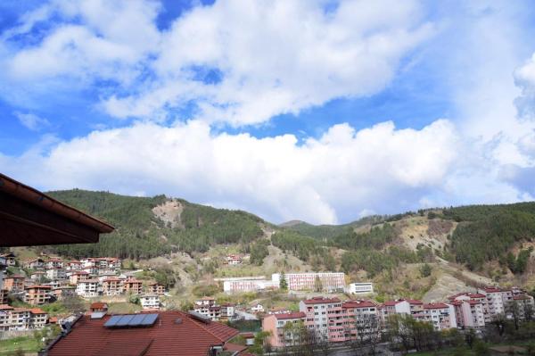 The photo shows the СТАИ ЗА ГОСТИ МЗ-ДЕВИН located in the city of Devin.