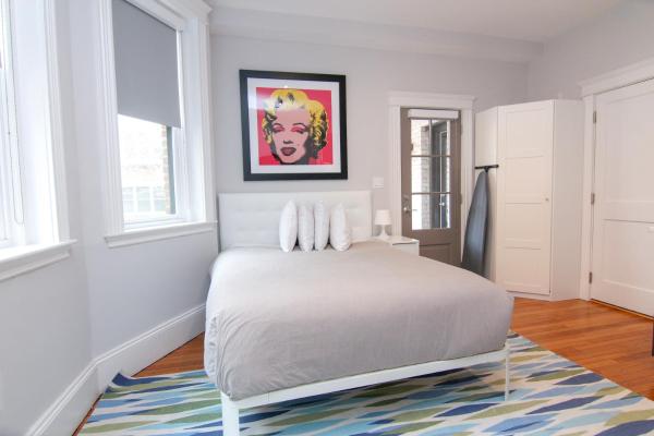 A la foto es mostra l'objecte A Stylish Stay w/ a Queen Bed, Heated Floors.. #33 situat a la ciutat de Brookline.