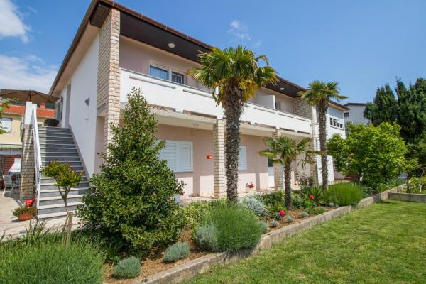 På billedet ses objektet Rooms & Apartment Albina beliggende i byen Baška.