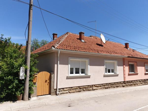 En la foto se muestra el objeto Kuća BADNJAR Guča ubicado en la ciudad de Lis.