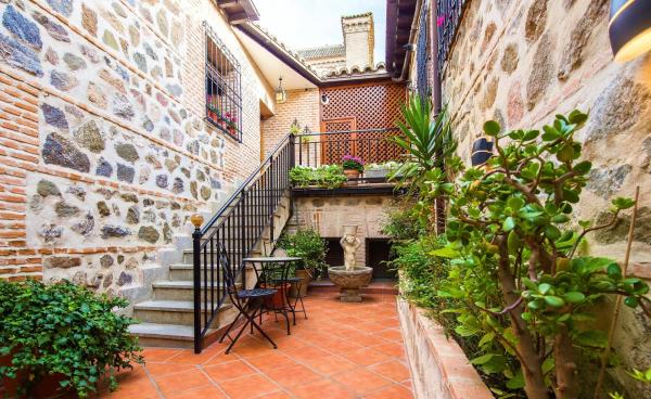 På billedet ses objektet Casa de Bisagra beliggende i byen Toledo.