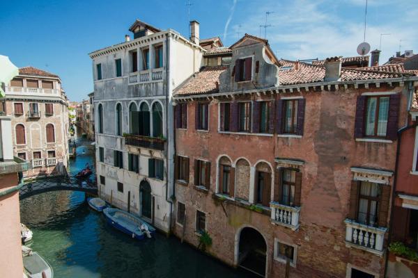 På billedet ses objektet CA ZULIAN amazing canal view apartment beliggende i byen Venedig.