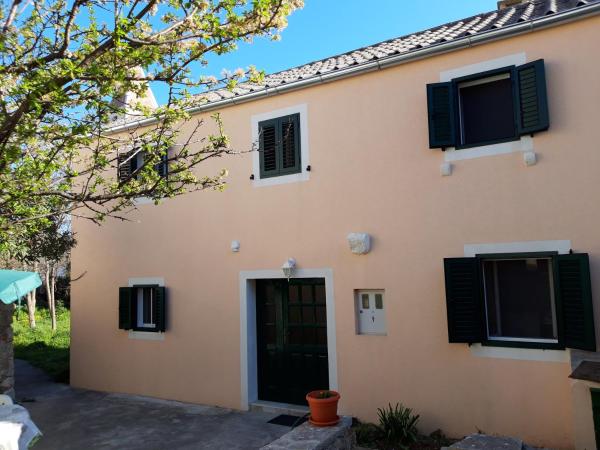 The photo shows the Holiday house Jasna in island center located in the city of Premuda.