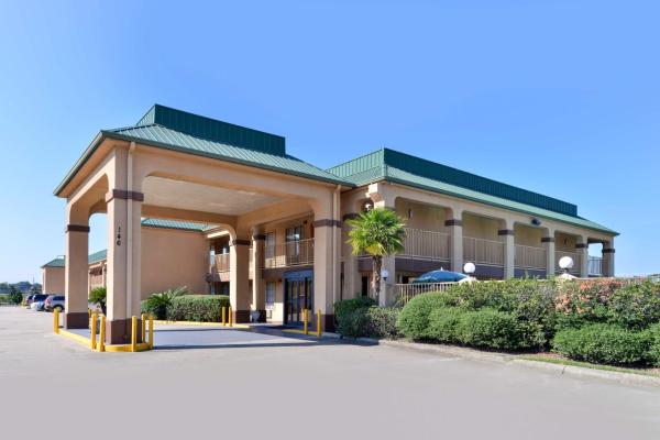 På billedet ses objektet Americas Best Value Inn Denham Springs beliggende i byen Walker.