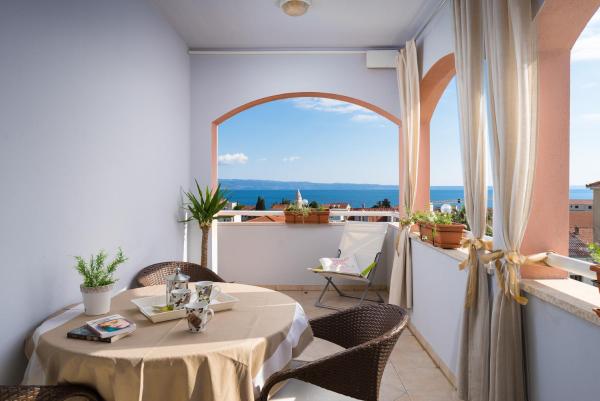 Na fotografii je vidět objekt Lotus Apartman nacházející se ve městě Stobreč.