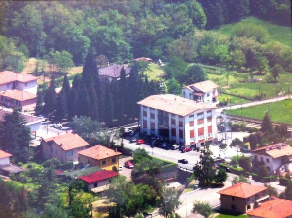 Na zdjęciu widoczny jest obiekt Albergo Cristallo położony w mieście Gemonio.