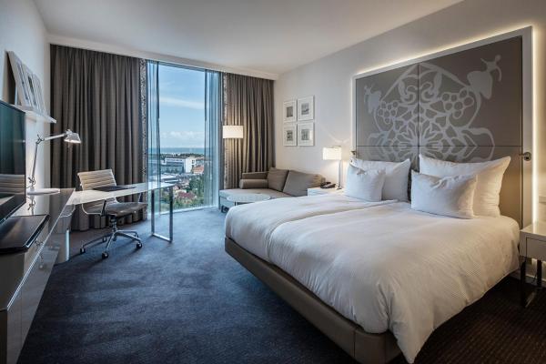 Na fotografii je vidět objekt Clarion Hotel Copenhagen Airport nacházející se ve městě Dragor.