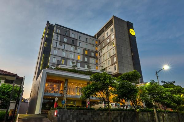 写真にはSidosermo市にあるYello Hotel Jemursariが写っています。