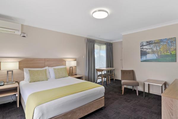 The photo shows the Quality Inn Carriage House located in the city of Borambola.