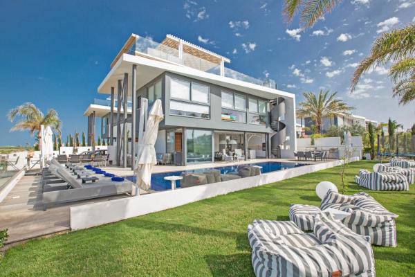 A la foto es mostra l'objecte Villa Chana situat a la ciutat de Protaras.