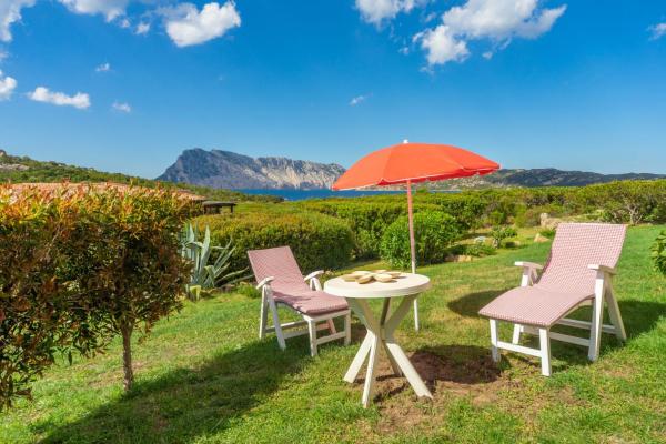 Na zdjęciu widoczny jest obiekt coda cavallo villaggio cala paradiso villino C4 położony w mieście San Teodoro.