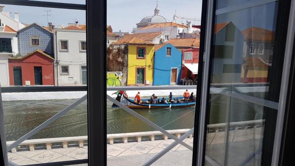 A la foto es mostra l'objecte Flamingo's House - Beautiful View Over the Canal situat a la ciutat de Aveiro.