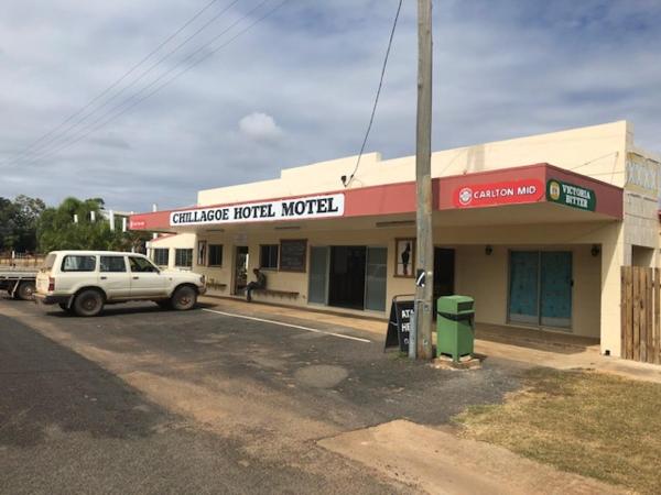 The photo shows the Chillagoe Cockatoo Hotel Motel located in the city of Chillagoe.