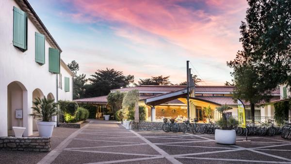 Op de foto is het object Camping Les Grenettes te zien, gelegen in de stad Sainte-Marie-de-Ré.