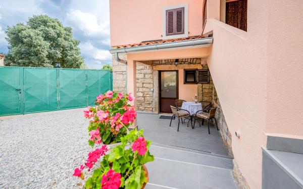 Nella foto è visibile l'oggetto Apartman Sara situato nella città di Tinjan.