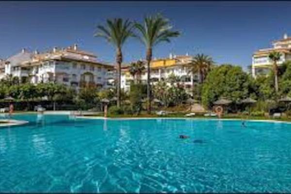 A la foto es mostra l'objecte Marbella Puerto Banus Apartamento 2 rooms, 4 personas Bajo con jardin situat a la ciutat de Marbella.
