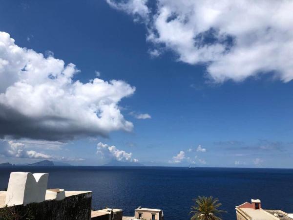 På billedet ses objektet Casa Mare Blu beliggende i byen Ginostra.