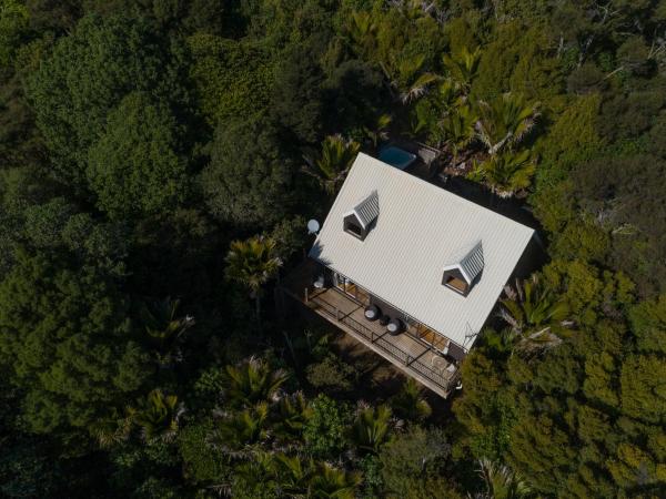 Na zdjęciu widoczny jest obiekt Whisper Cottage położony w mieście Onetangi.