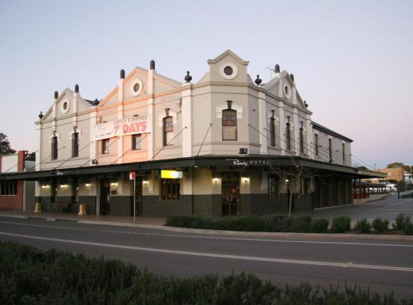 Auf dem Foto ist das Objekt Peden's Hotel in der Stadt Cessnock zu sehen.