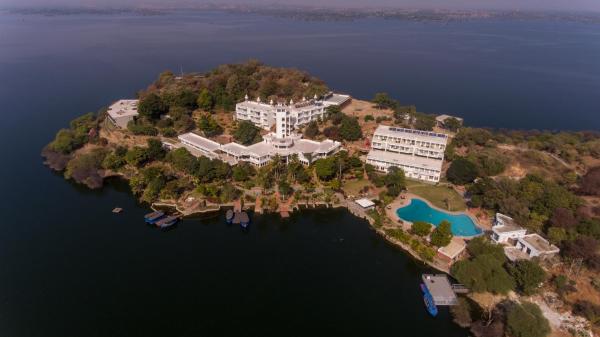 A la foto es mostra l'objecte Jaisamand Island Resort situat a la ciutat de Salara.