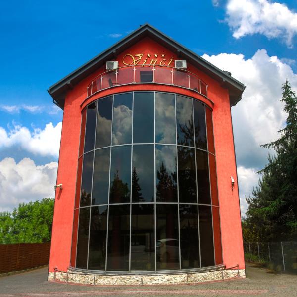 The photo shows the Vinci Hotel Airport located in the city of Rząska.