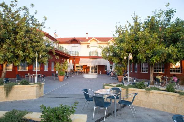 Na foto é possível ver o objeto Hotel Mitra Crisálida localizado na cidade de Cabra.