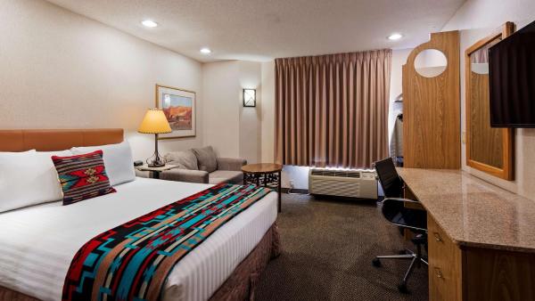 写真にはCerrillos市にあるInn at Santa Fe, SureStay Collection by Best Westernが写っています。